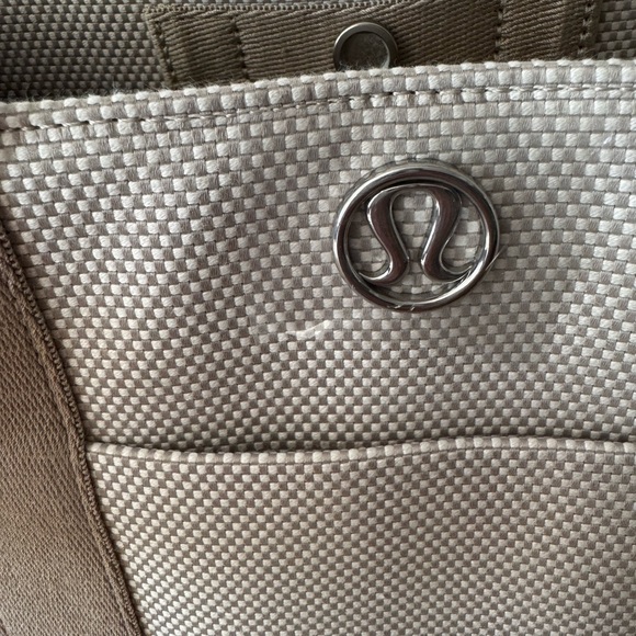 Lululemon Two-Tone Canvas Tote Bag
Mini 4.5L - Picture 3 of 8